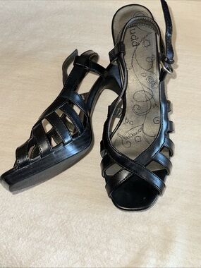 Vtg mudd platform heel sandals Size9.5
Black faux leather